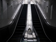 空旷地铁商场自动扶梯高清摄影图片
