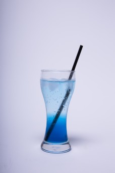夏日清凉蓝色气泡饮料