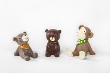 棕色猴子陶瓷玩偶实物图摄影图