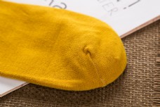 黄色棉袜摄影图实物图1