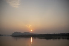 黄昏江景岛屿摄影图