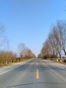 乡村风采蓝天下的乡村道路风景