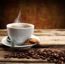 咖啡杯饼干与一杯热气腾腾的咖啡
