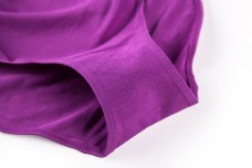 实物图紫红色女士内裤摄影图1
