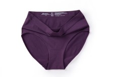 深紫色女士内裤实物图摄影图