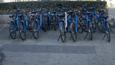 蓝色单车自行车停放处