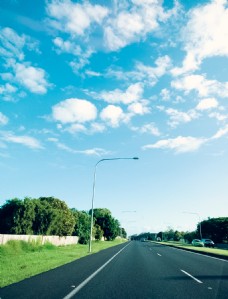 夏天蓝天白云的夏日澳洲街景