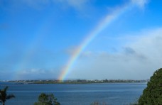 远山新西兰海滨彩虹