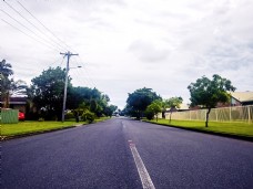 蓝天白云草地澳洲的柏油马路照片