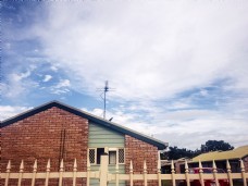 蓝天下澳洲带栏杆的房子