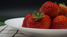 丹东红颜草莓高清图片