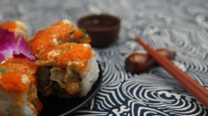 餐厅日式料理寿司卷之鱼子酱三文鱼高清细节