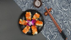 餐厅日式料理寿司卷之鱼子酱三文鱼图片