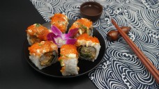 餐厅日式料理寿司卷之鱼子酱三文鱼1