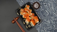 餐厅日式料理寿司卷之鱼子酱三文鱼