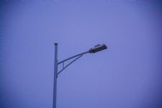 蓝色天空下的路灯