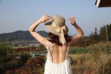 戴太阳帽穿吊带裙的模特12
