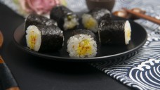 日式料理系列之蛋黄鱼子酱紫菜包饭寿司卷