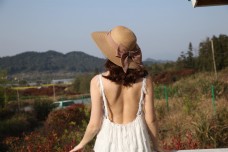 戴太阳帽穿吊带裙的模特11