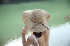 戴太阳帽遮阳帽穿吊带裙的模特16