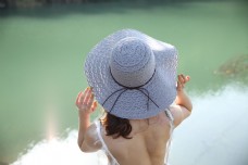 戴太阳帽遮阳帽穿吊带裙的模特9