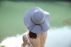 戴太阳帽遮阳帽穿吊带裙的模特11