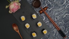 日式料理系列之蛋黄鱼子酱寿司卷