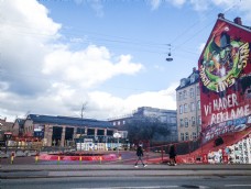 丹麦街景和红色巨大涂鸦