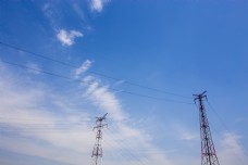 蓝天白云下的电线塔