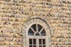 鹅卵石铺建的房屋窗子