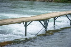 河流上的木质小桥