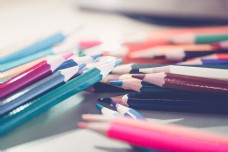 错乱的彩色铅笔形成五彩缤纷的画面