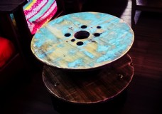 斑驳的蓝色木头圆桌