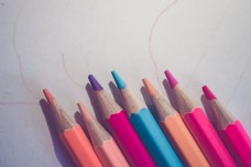 粉色蓝色橙色的铅笔