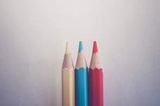 用彩色铅笔排列的三原色