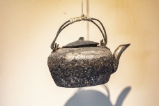 墙上一只吊着的茶壶
