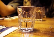 餐桌上的玻璃杯和水