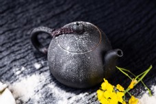 一只黑色的陶瓷茶壶